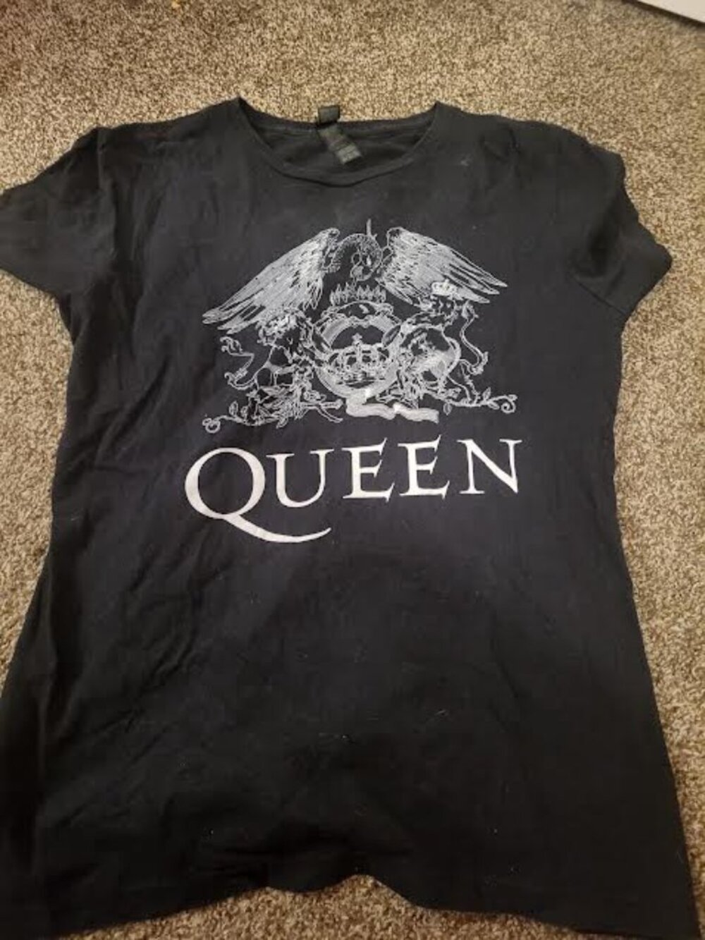 Juniors Queen Black Logo Shirt Size XL